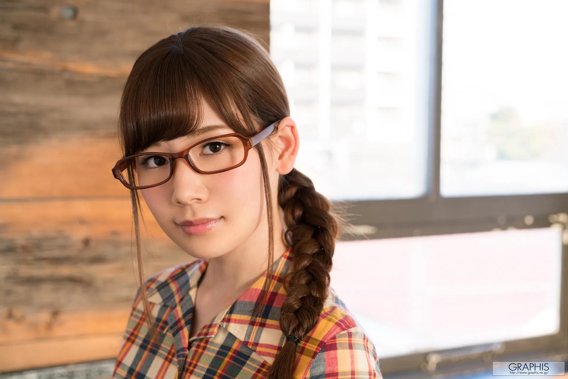 『FIRST GRAVURE 初脱ぎ娘』明里つむぎ(87)