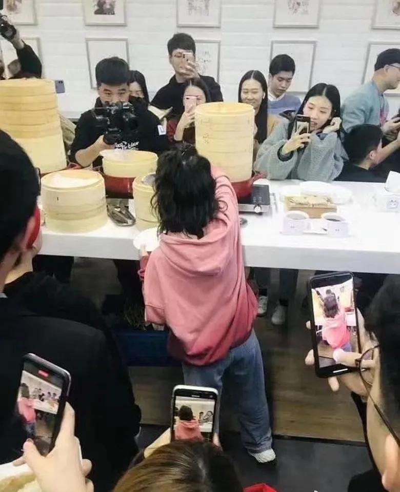 知名网红冯提莫罕有出席现场活动 身高目测得1.2米被称「合法萝莉」(2)