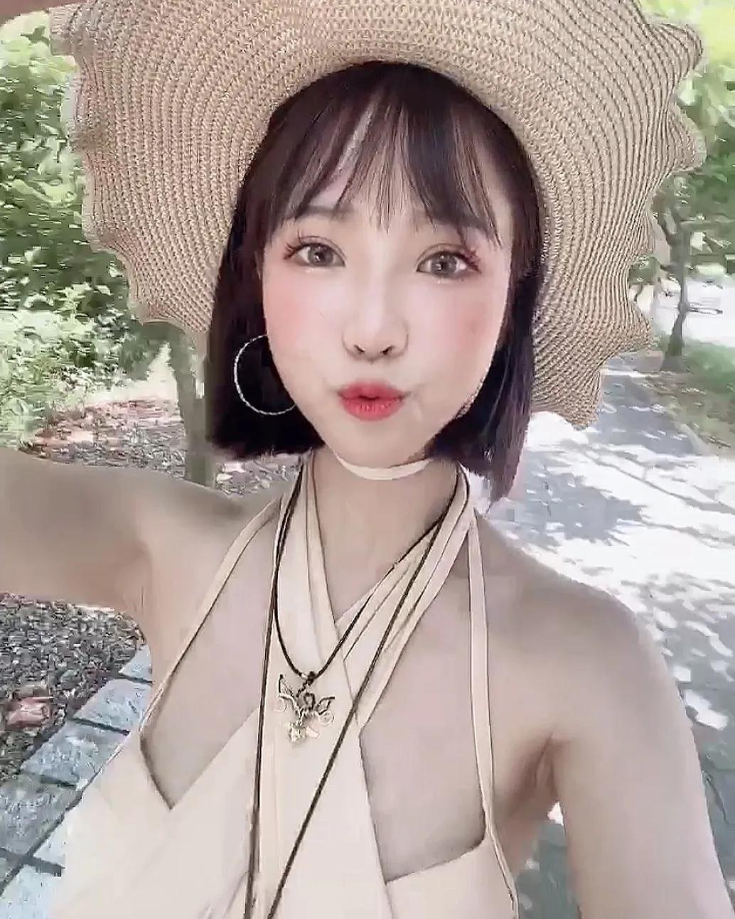 变大了？YouTuber「咪妃」化身雅典娜曝「深沟辣照」！网惊：这乳量有点反常-小湿妹图(16)