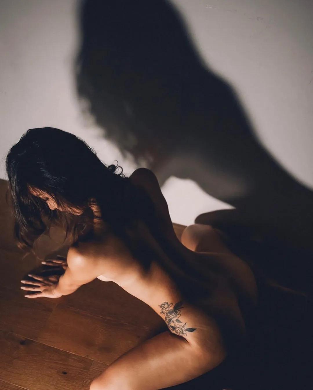 把「大尺度」拍得唯美又高级！辣模 Effi 大方展现女体美！S 曲线超诱人-小湿妹图(37)