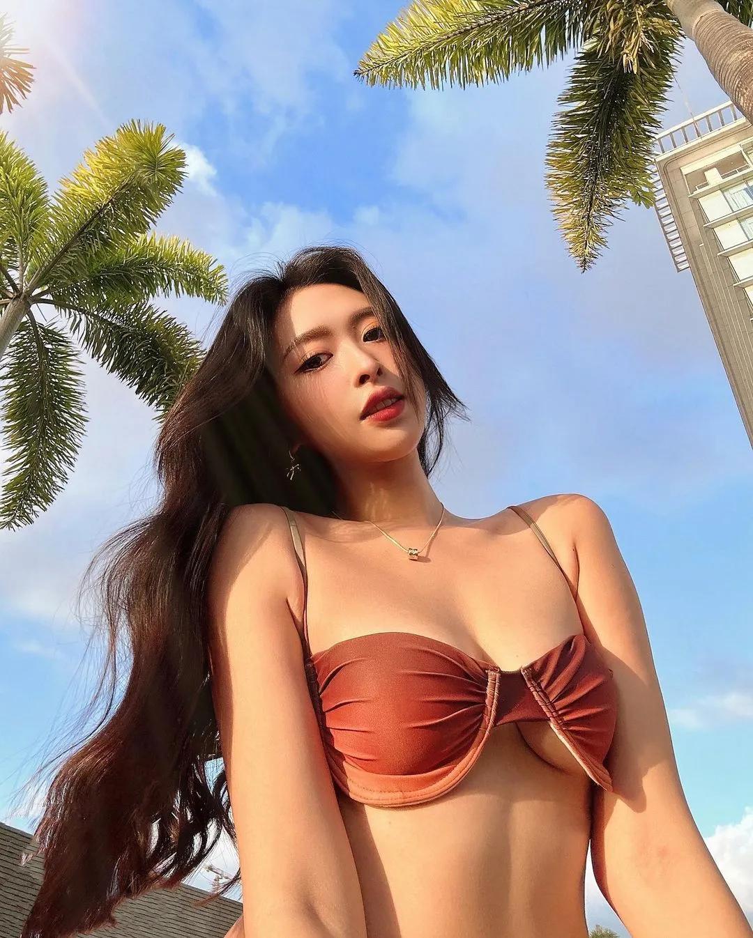 「Nikki」超雪白美胸＋小蛮腰 晒凹凸曲线辣翻(15)