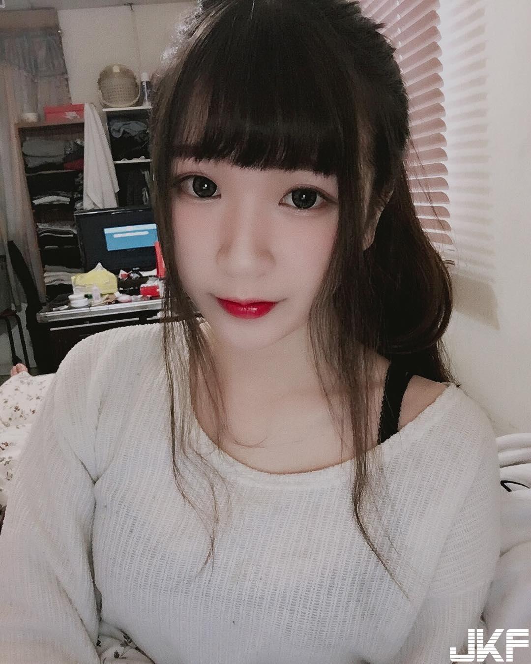 IG「最正高中生」出炉！清秀大眼笑容「甜死人不偿命」，制服底下也凶凶的！-小湿妹图(16)