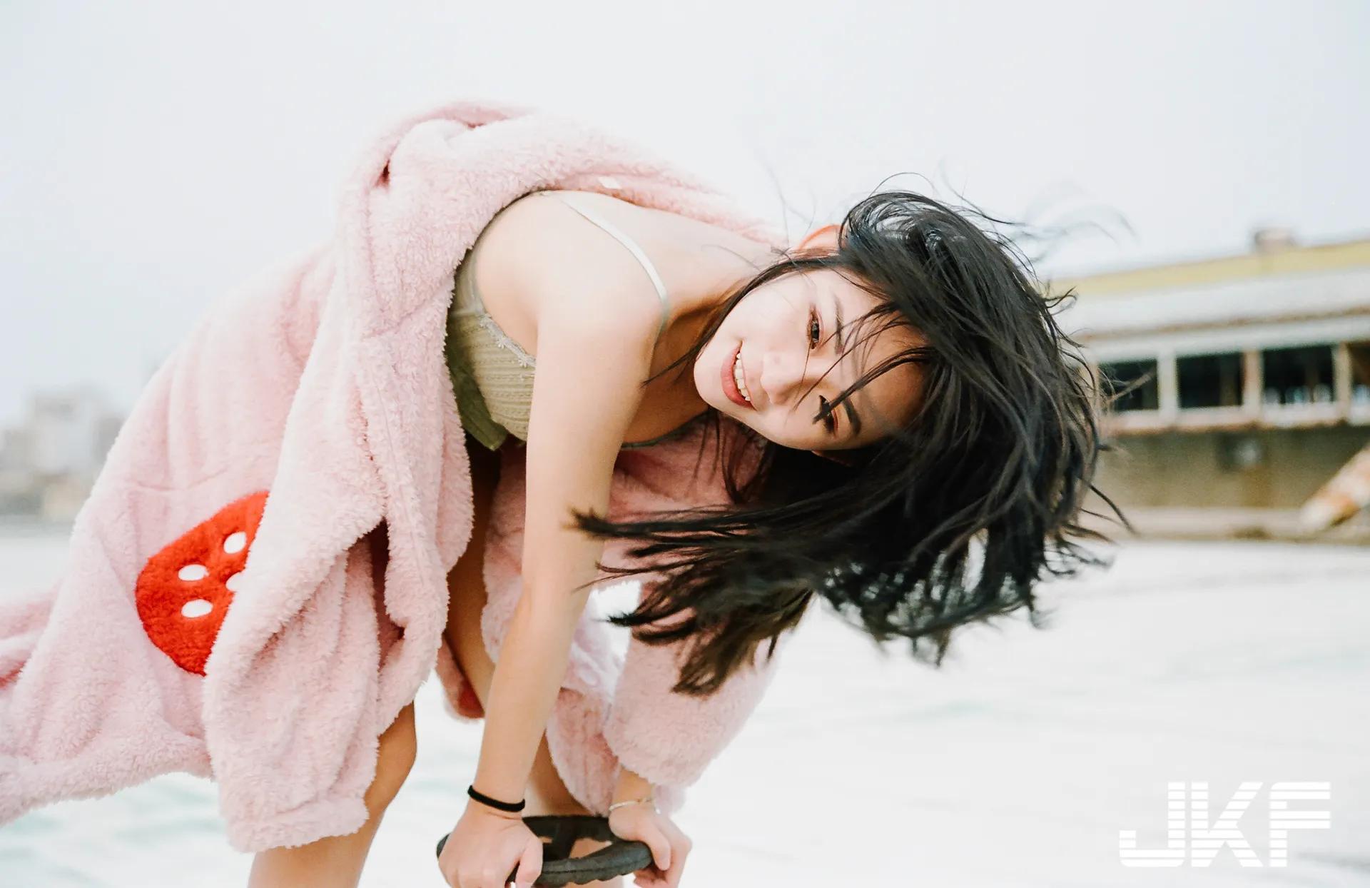 清秀可人的正妹「Hanna憨憨」天台大胆秀苗条身材，贴身底裤「曲线好迷人」！(50)