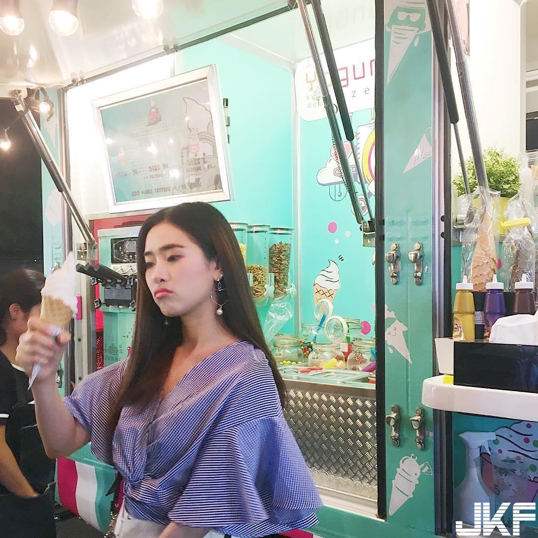 停车场有「逆天长腿正妹」出没！擡起头来甜妹笑容让人秒恋爱！(8)