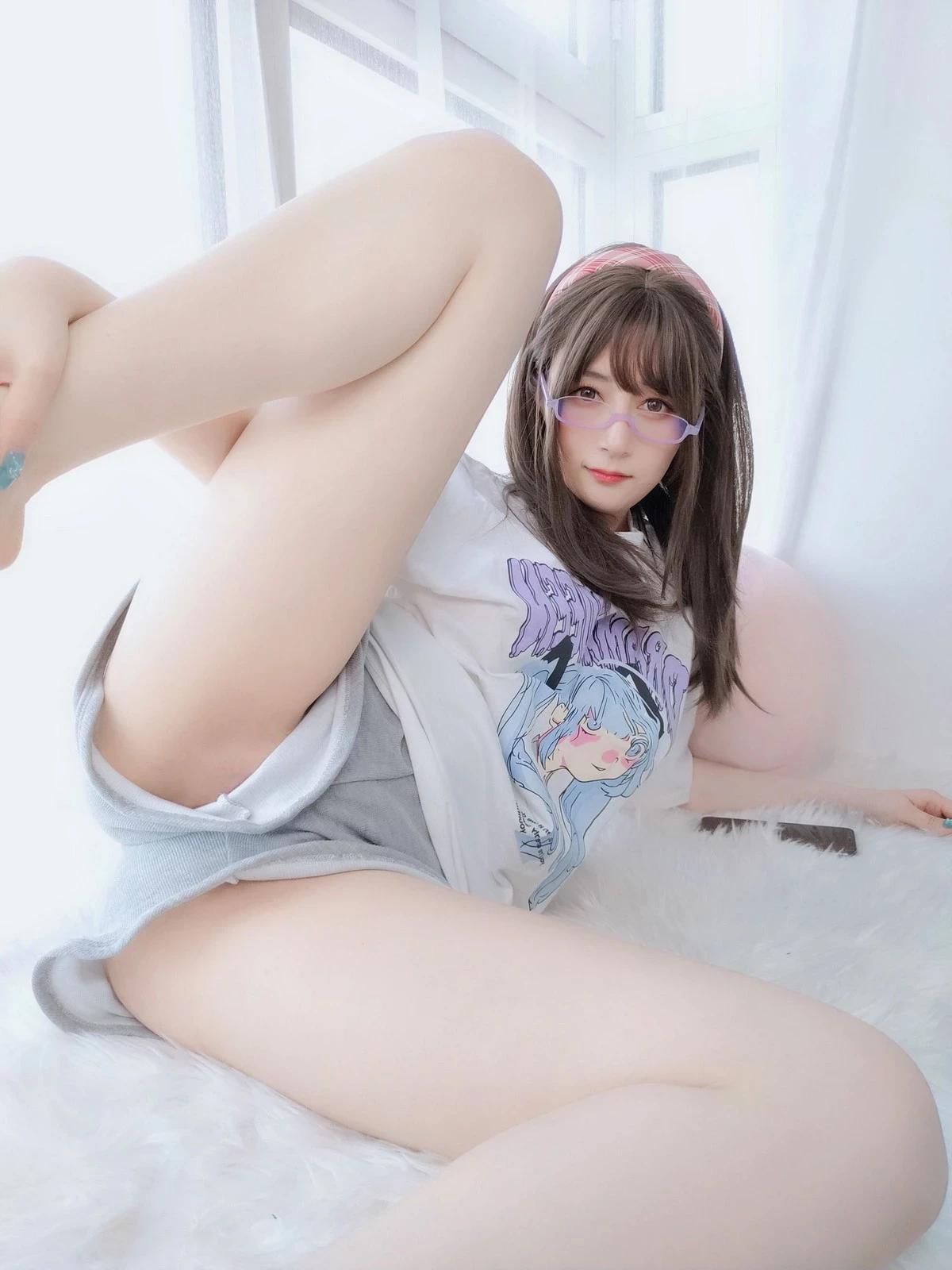 Coser小姐姐白銀宅家女友主題私房性感運動內衣半撩露豪乳遮點火辣誘惑寫真41P(13)