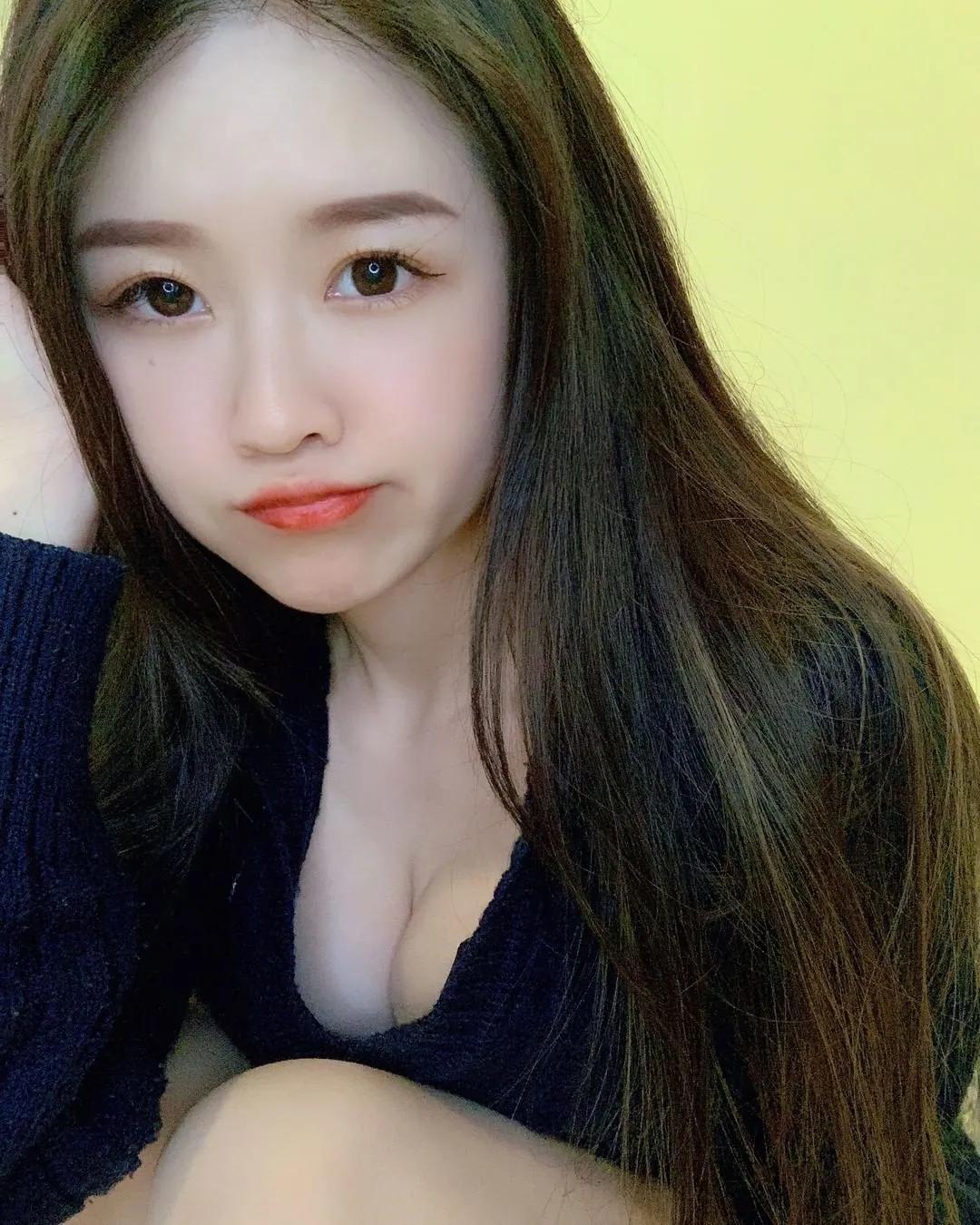 尘世间的性感小会计「Chiu Tzu 邱邱」深藏不露　换上比基尼就炸出！(6)