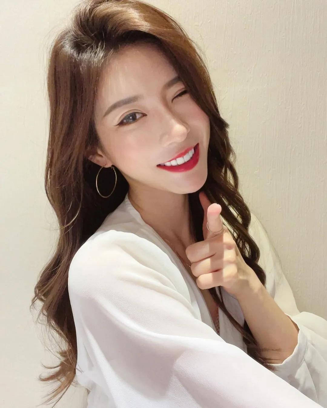 「黎嫣 Liyan」腰束奶膨 诱人姿态火辣度破表