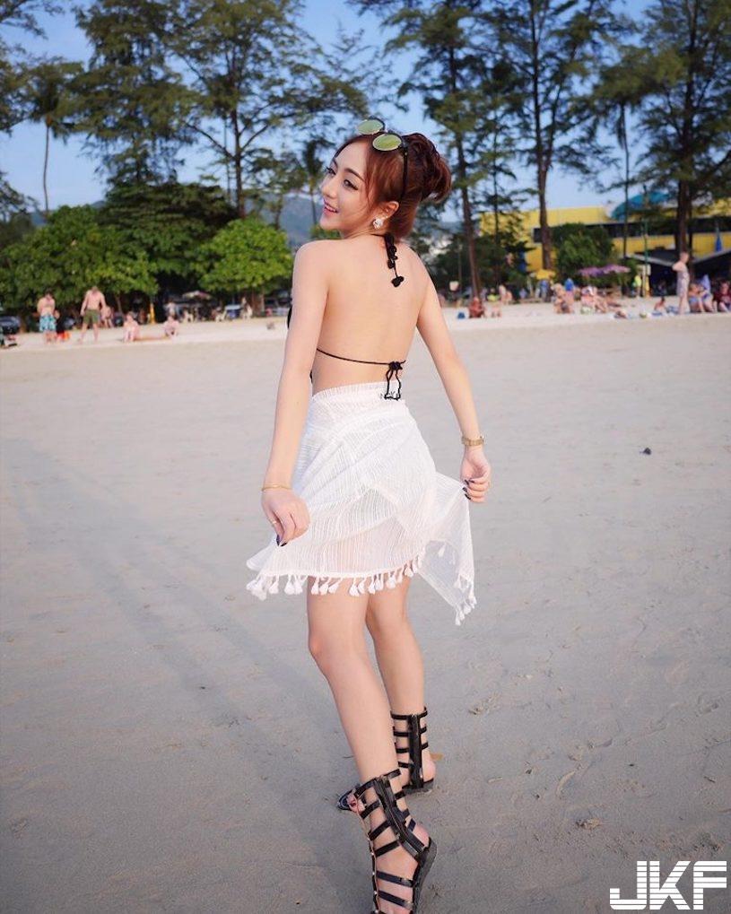 辣妹低头打电动，「浑圆车头灯」快爆出来，豪放到让人受不了…-小湿妹图(8)