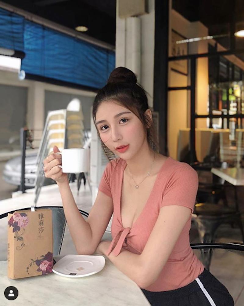 这背包太过分！细细链条分开女神yueer的「两座雪山」 好想顺著爬上去～(15)