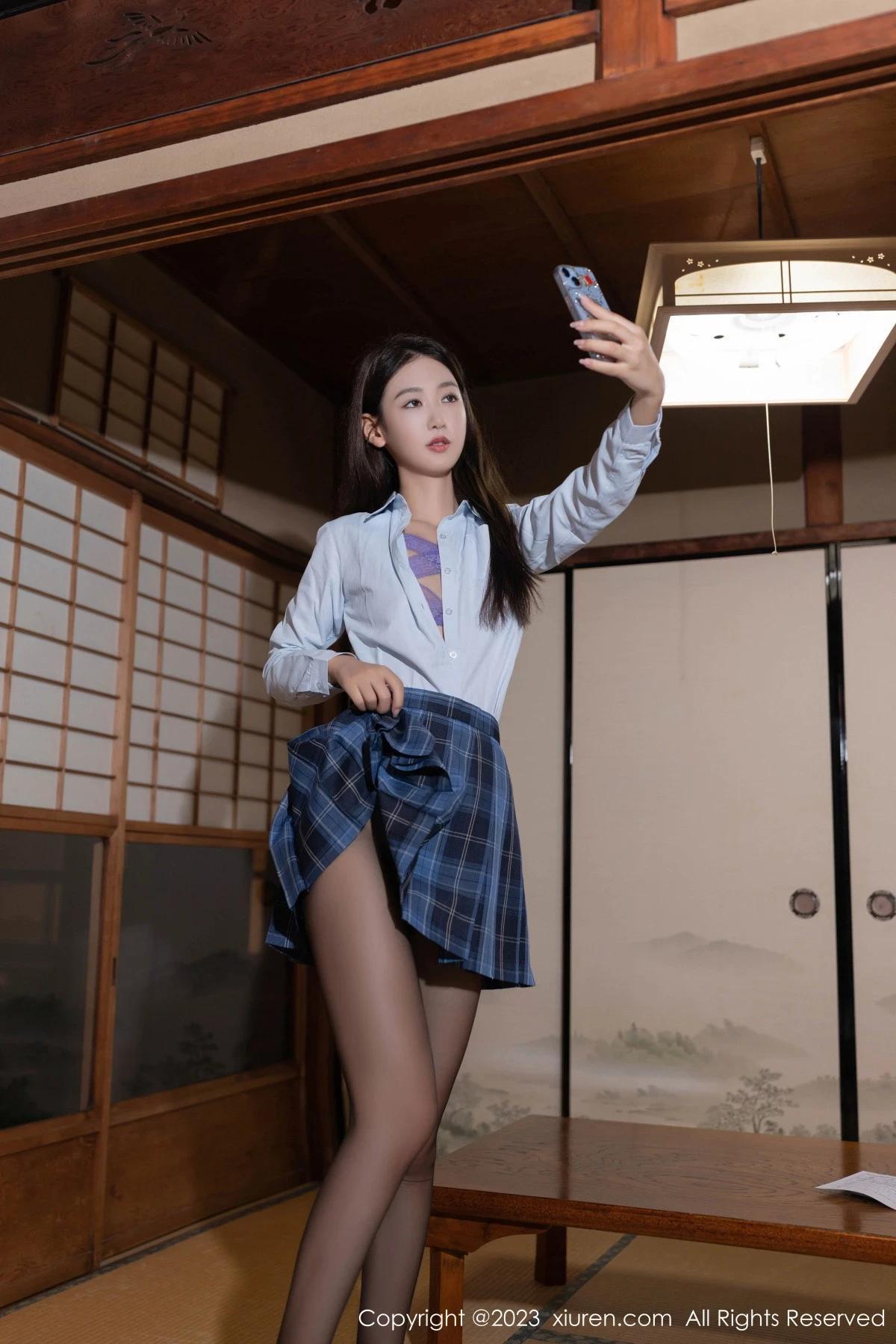 XiuRen第7585期_模特唐安琪性感白T配格子裙露紫色蕾絲內衣秀完美身材誘惑寫真78P(23)