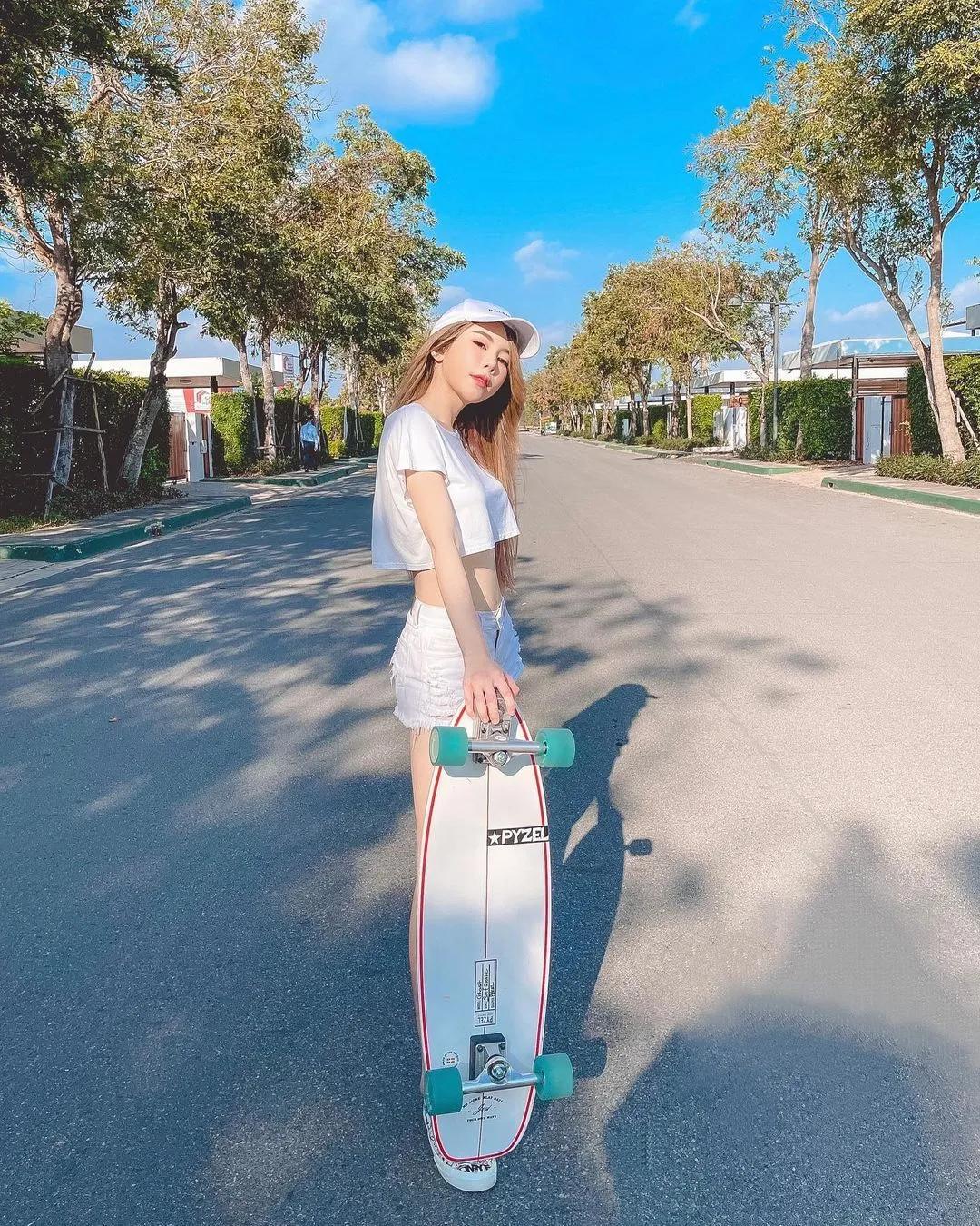 餐厅露背正妹身分曝光！人气网红气质优雅　一个侧脸就让网友嗨到爆～(7)