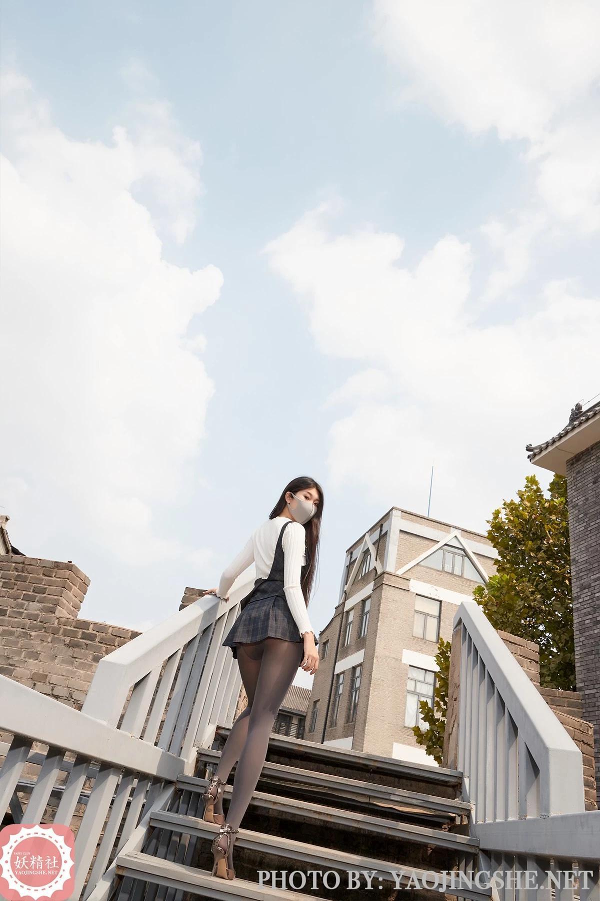 [妖精社]T2102_嫩模蘇偉戶外黑色短裙下超薄無內黑絲褲襪秀翹臀撩人誘惑寫真46P(32)