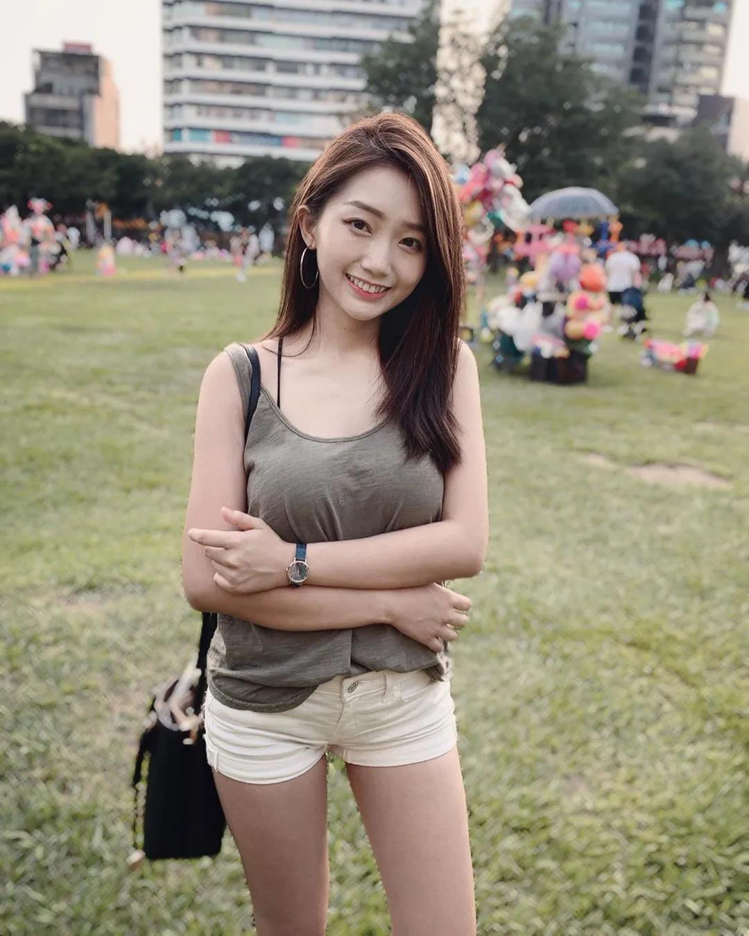 长腿正妹超短热裤真是太性感了(13)