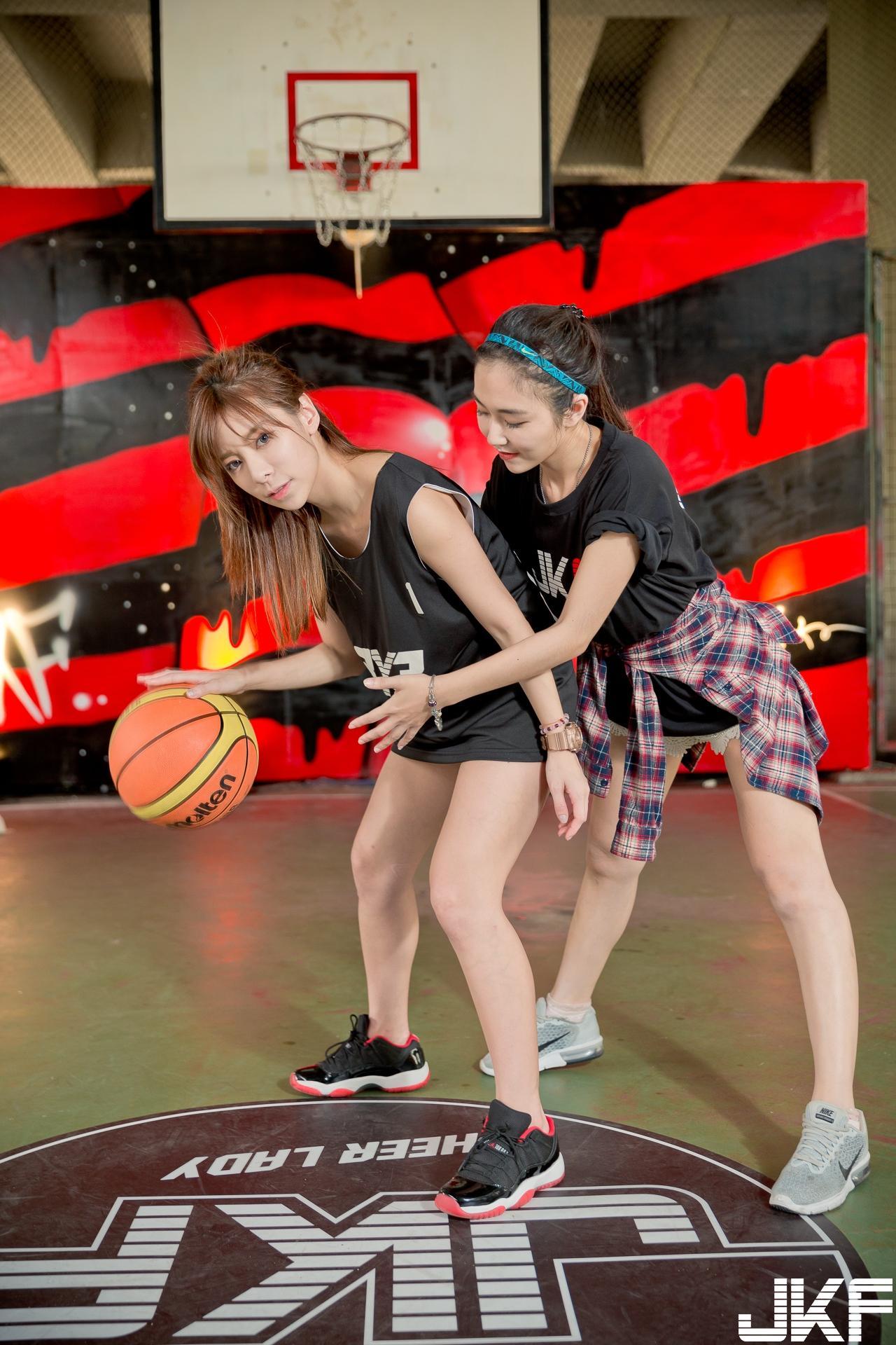 快掉出来啦！台北新生桥下「乳力全开」画面太养眼！超煽情犯规让男人都受不了..-小湿妹图(12)