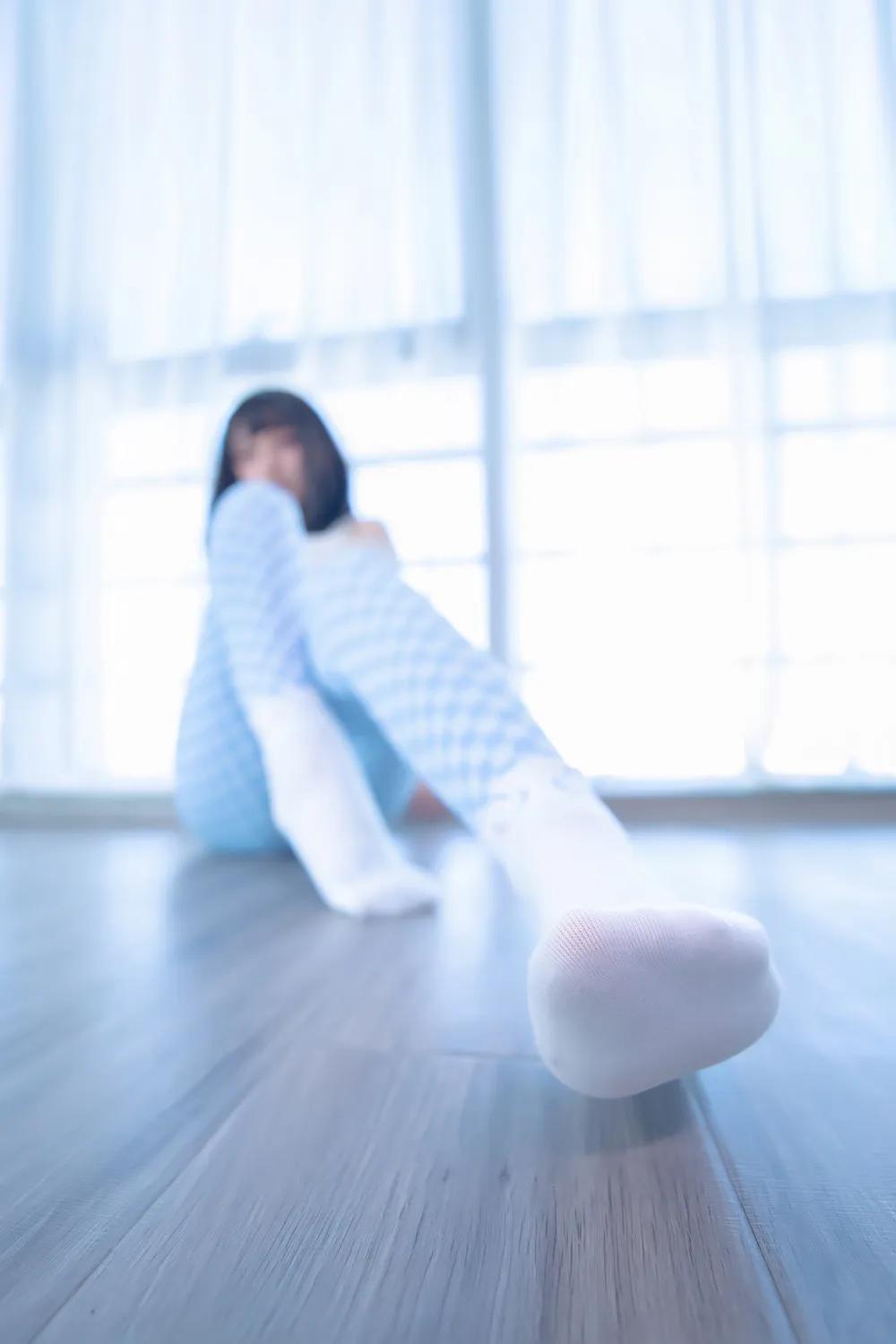 神楽坂真冬《蓝白格紧身裤》完美后入角度不禁让人沦陷(26)