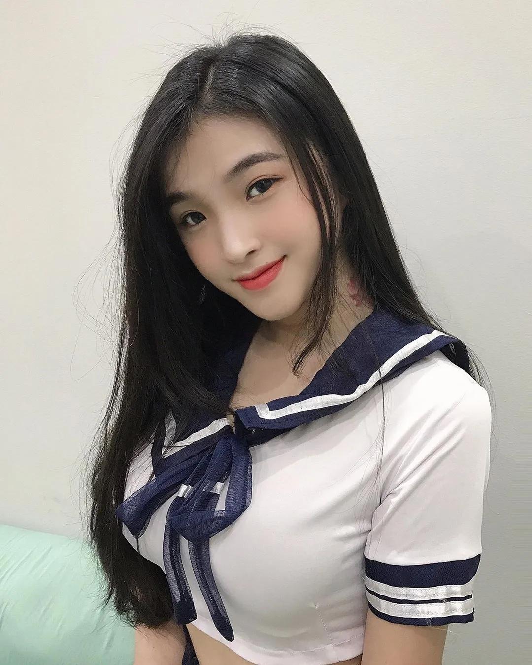 奥黛最高！「越南学生妹」传统服饰展现巨乳曲线　紧绷布料太性感-小湿妹图(10)