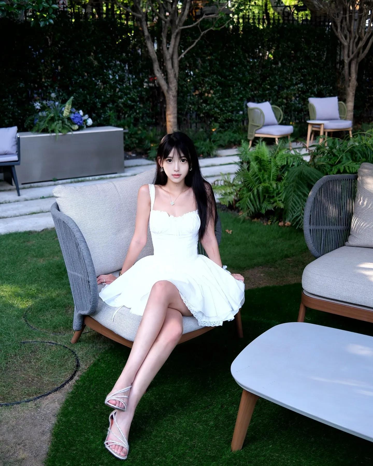 「Sylvia Zhou」气质性感兼具 深V超凶身材全都露(26)