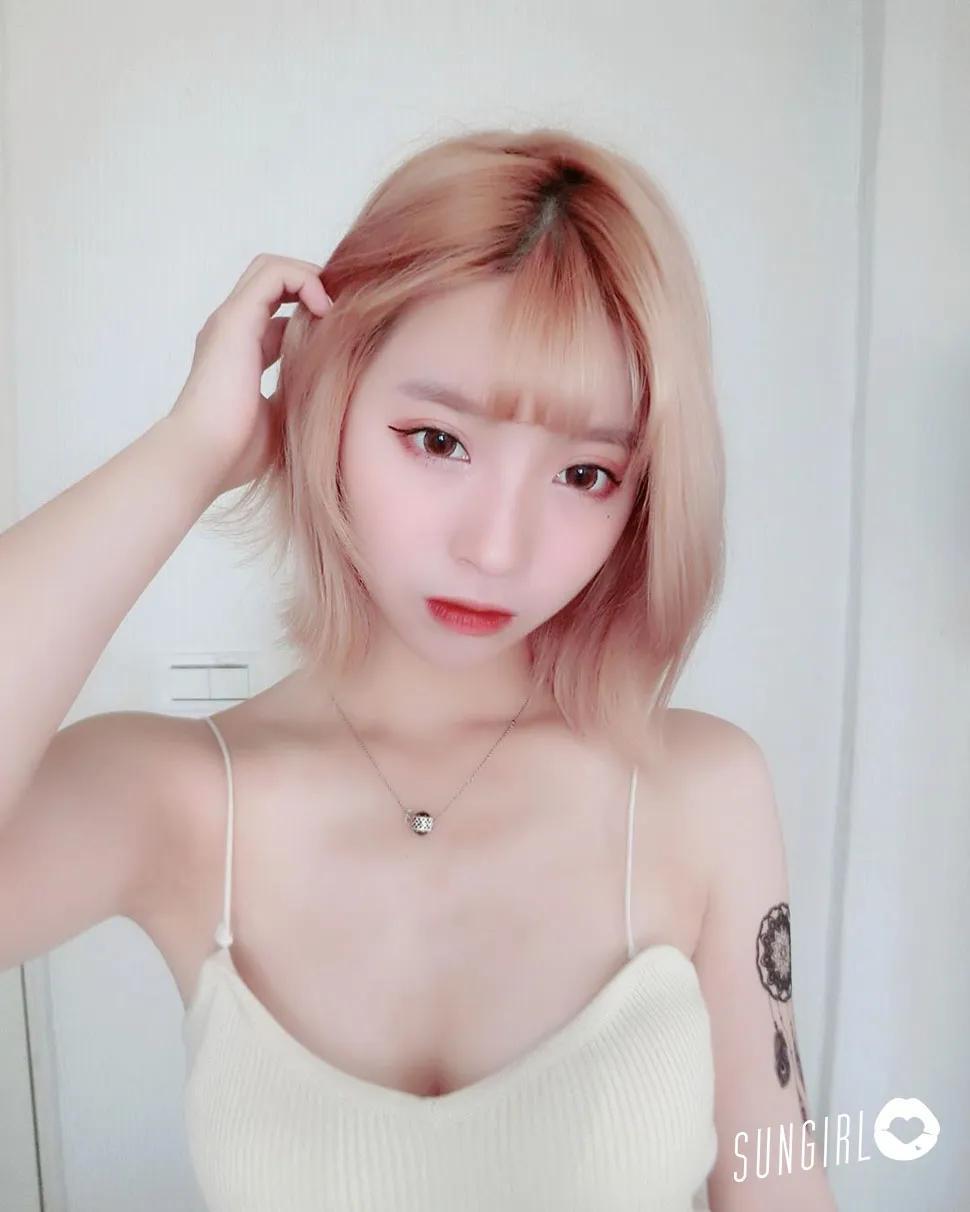 Dana黛娜、绝美发型师，乳沟配下午茶，网友：太犯规！(4)