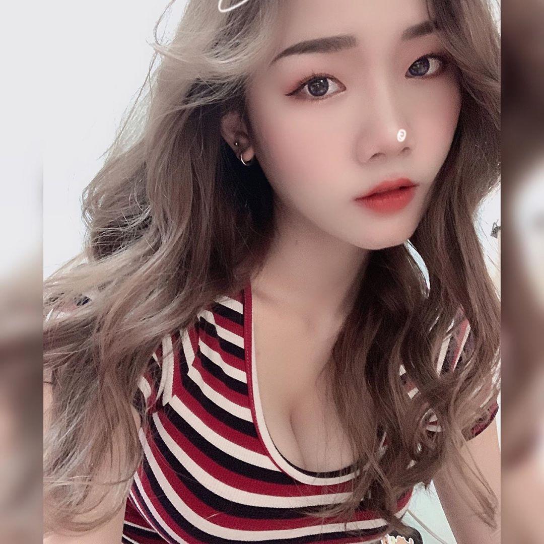 绝品实况正妹Rina莉娜 衣服下沈甸甸：全网暴动...(6)