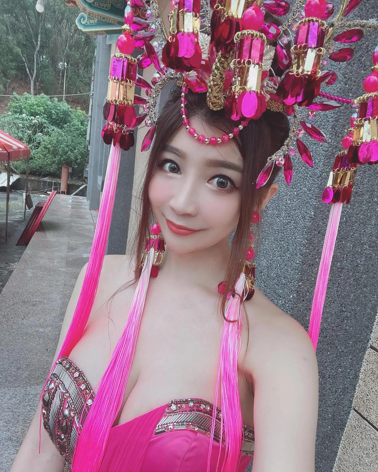 「性感苏妈妈」斜坐翘脚展「无瑕玉腿」，抚媚模样让粉丝秒醉！(13)