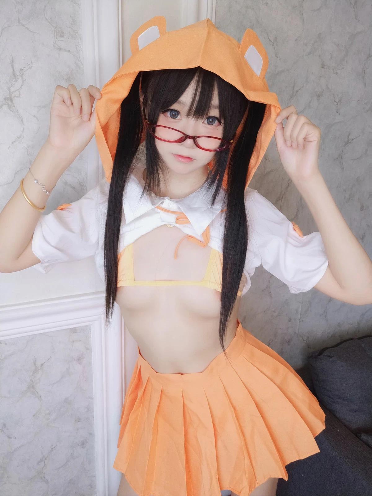 網絡美女軟妹搖搖樂混亂主題性感白色短T配黃色百褶裙露白絲襪秀翹臀美腿誘惑寫真192P(33)