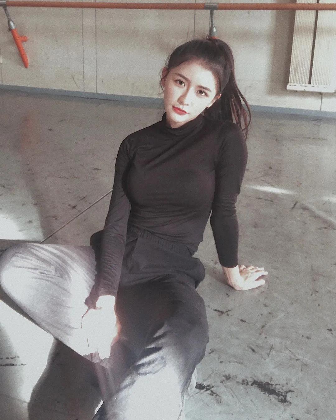 我有个大胆想法！气质正妹竟是「劈腿高手」　贴身衣服展现饱满身材-小湿妹图(4)