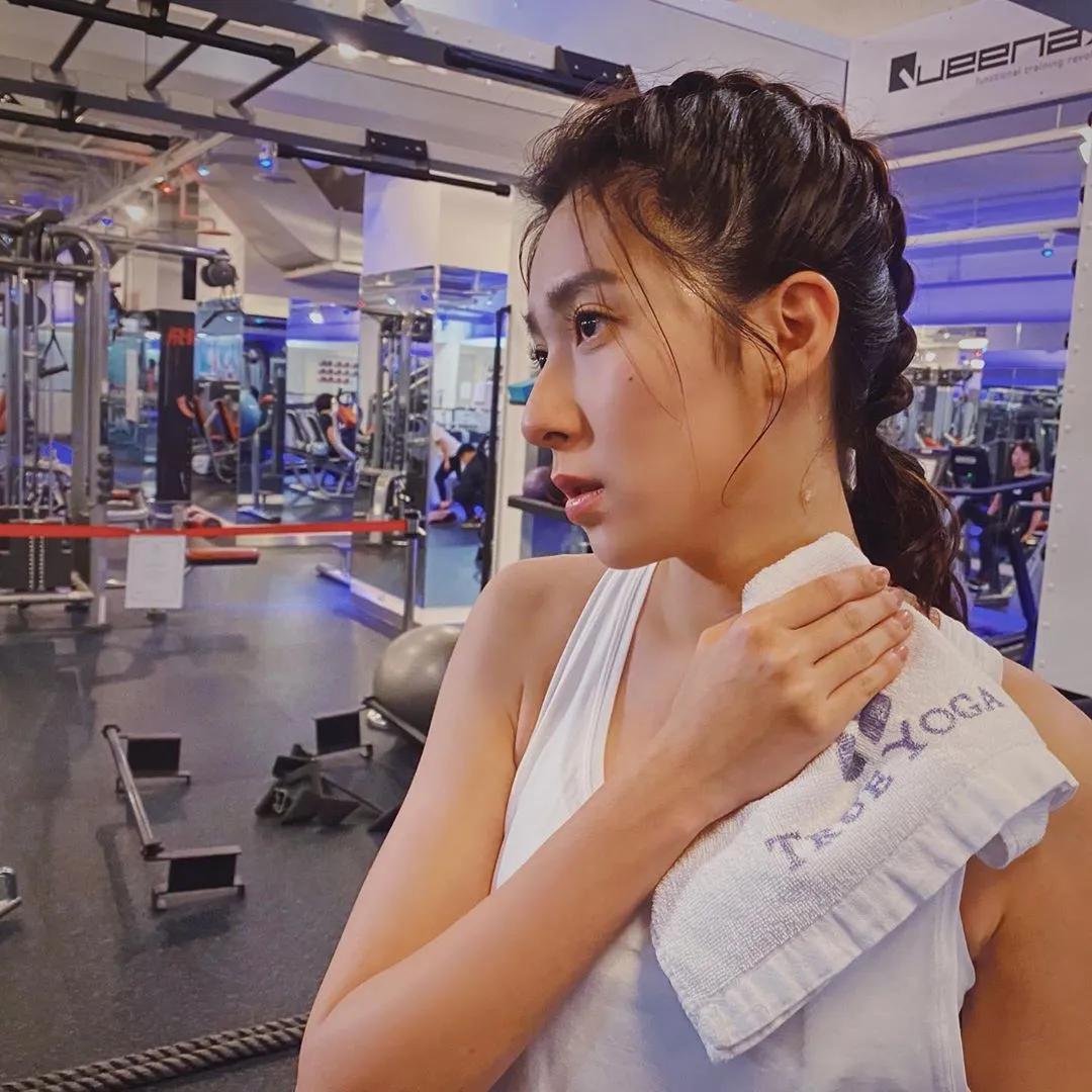 Mina展现深长事业线「惹火E奶」有够凶爆！(25)