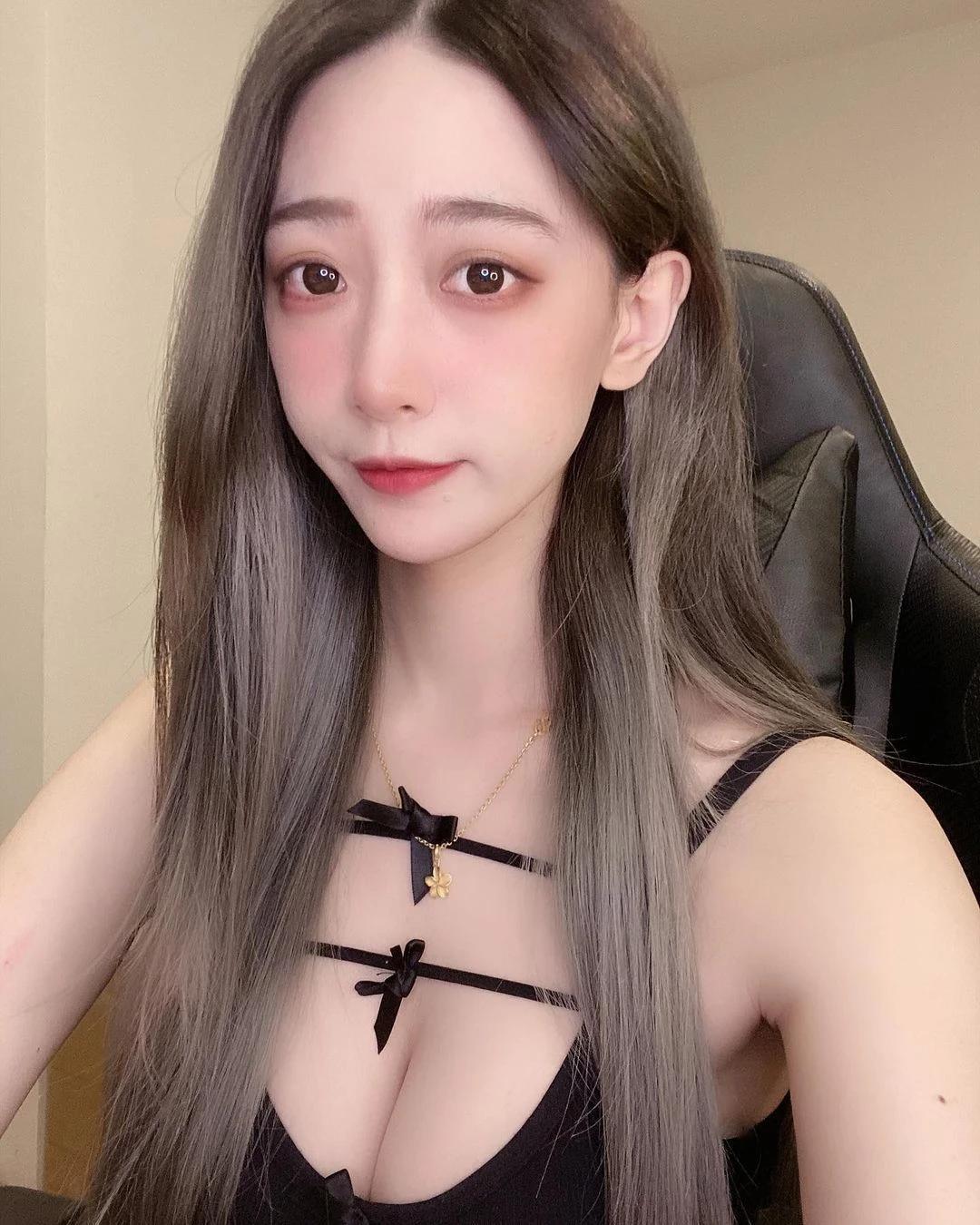 大奶妹「歪歪」低胸爆乳滿滿誘惑感 真的超完美 (37P)(13)