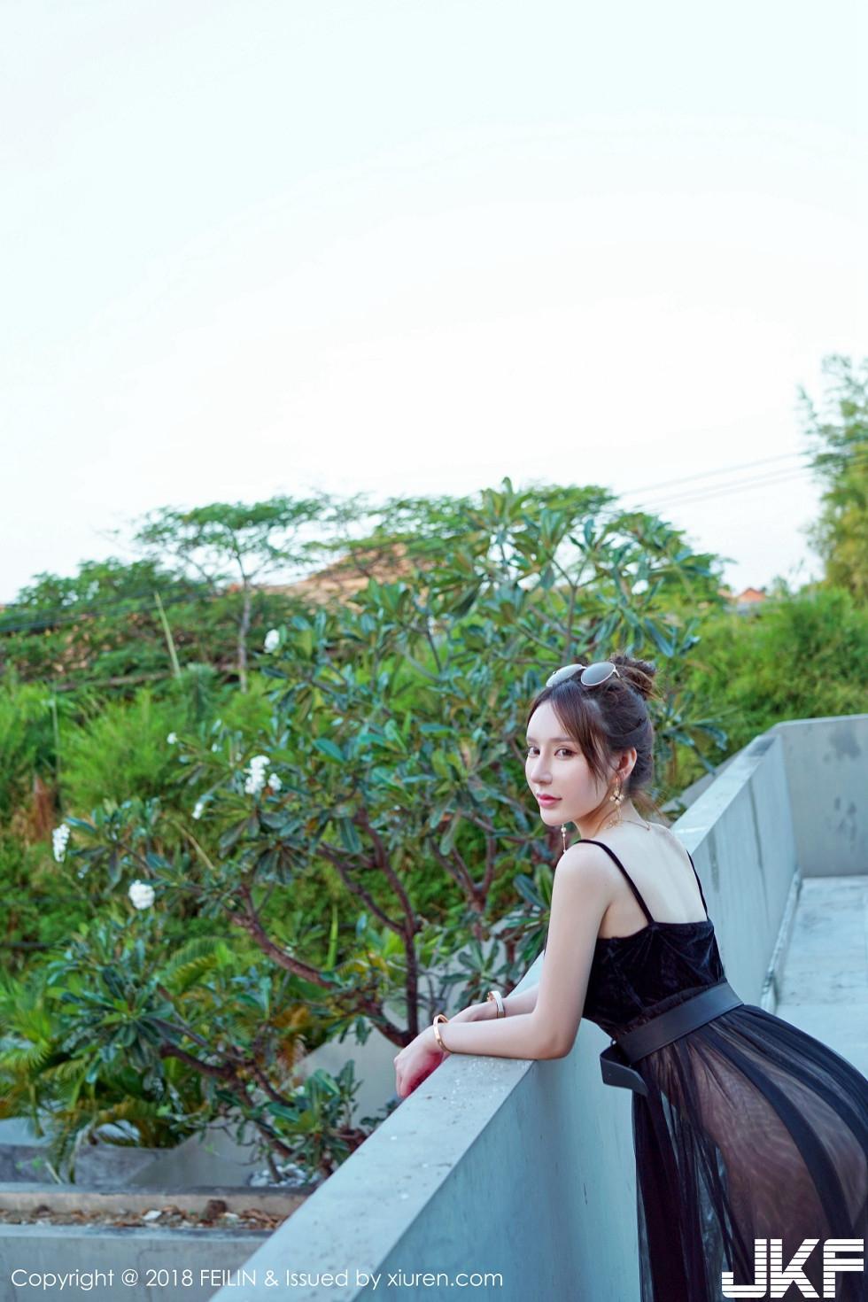 女神周于希菲律宾旅拍无内黑丝裤袜+泳池真空薄纱诱惑写真(2)