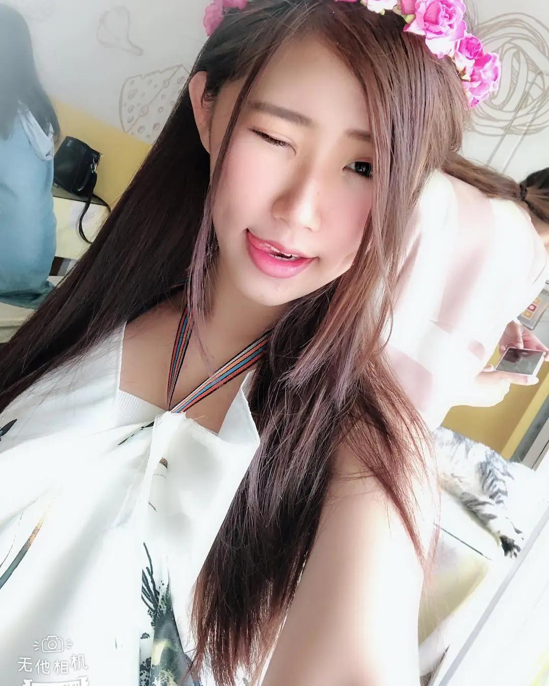 甜美正妹还有点辣！「娃比」水汪大眼美乳乍现，凹凸有致好身材让所有粉丝口水直流！-小湿妹图(4)