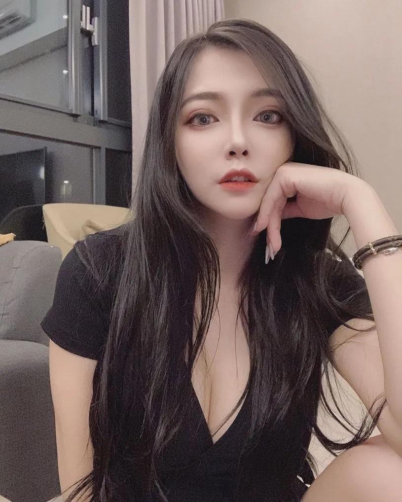 性感正妹「垦丁度假胸前深V太诱惑」，「火辣凶凶曲线」画面好饱满！-小湿妹图(5)