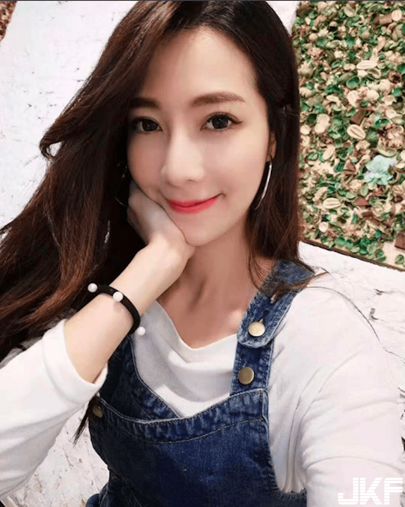 直播正妹伸手展现性感小蛮腰，惹火的胸型让粉丝心动了！(4)