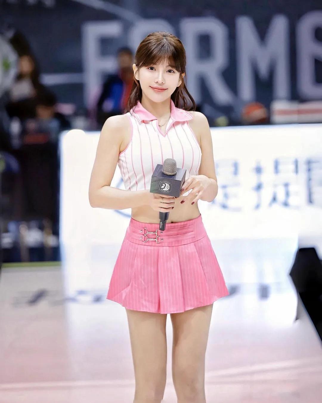 正妹「壮壮」迷人脸蛋竟还有饱满身材.....性感爆表(9)