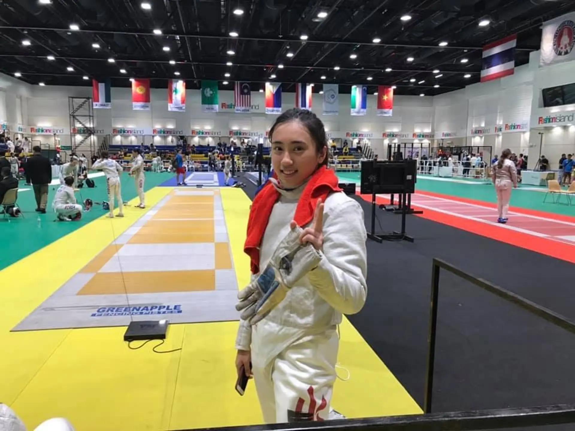 香港击剑选手「文毅施」面罩脱下原来是个清秀正妹　还有饱满好身材(8)