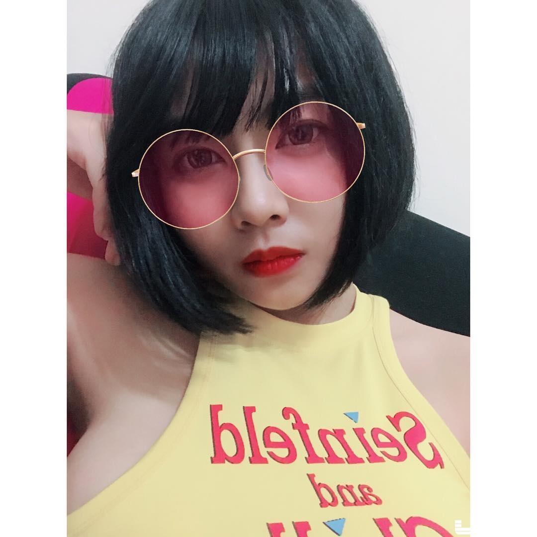 短发「凶狠正妹」巨乳端上桌！比例失调的上围快把「上衣撑爆」！(14)