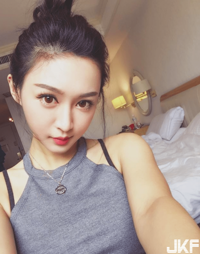 「港版曾莞婷」爆奶播音乐，「抢眼深沟」辣到蹦出来！-小湿妹图(13)