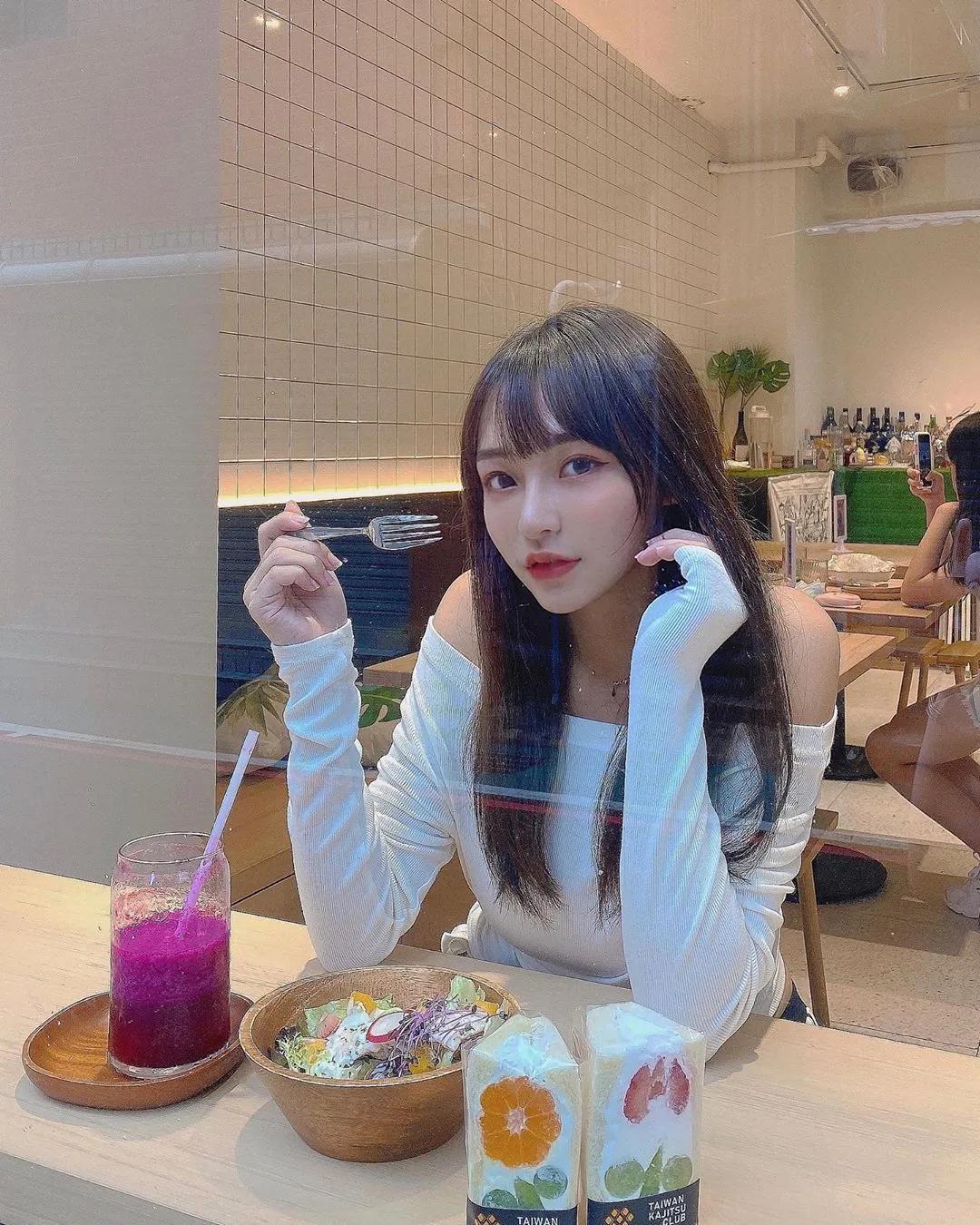 林襄 纤细身材挺「饱满大长辈」...看了超心动(3)