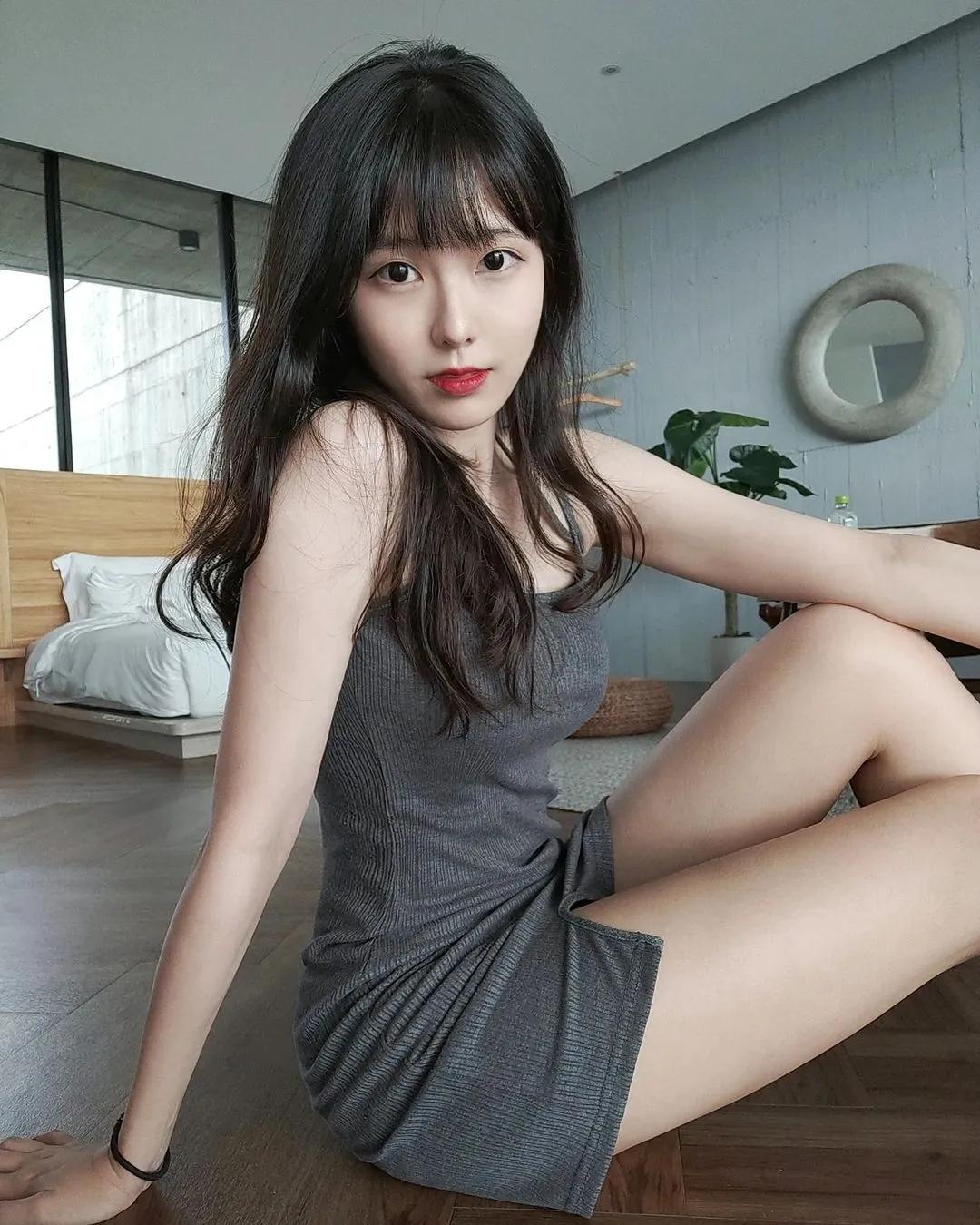 气质女生「阿倪」超短热裤看了让人好害羞！白皙的不得了(8)