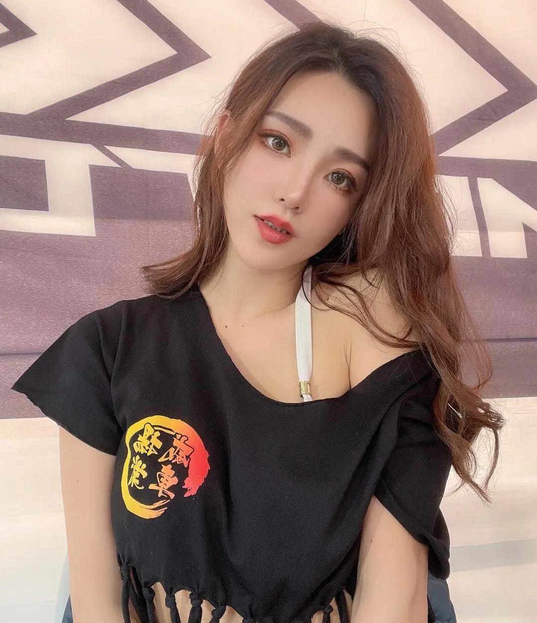火辣正妹「Revy Lin凯C」白嫩美胸挡不住...全面释放(8)
