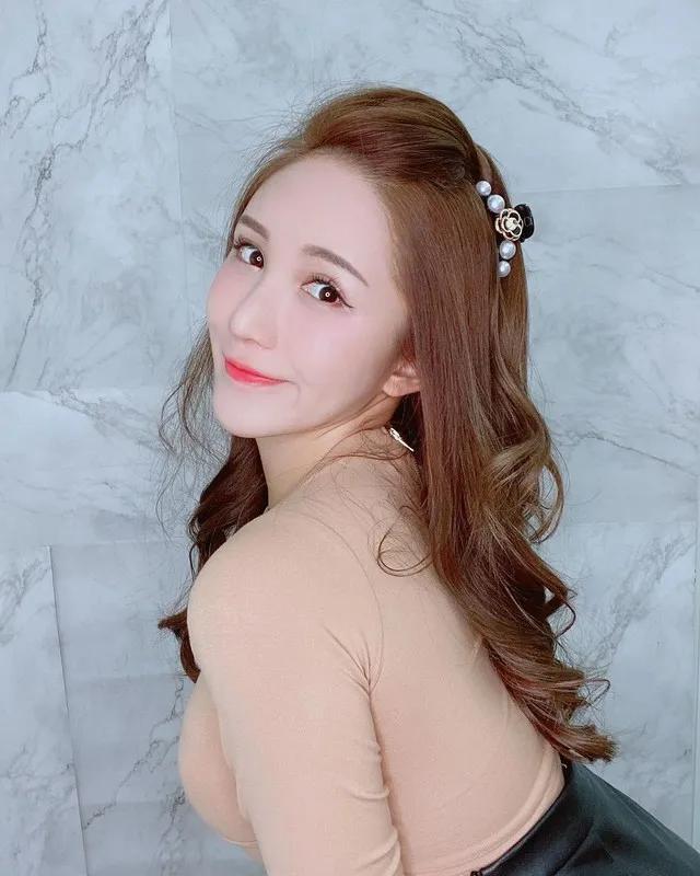 32G超凶Bivi华华上衣拉链没拉胸前挖空白皙爆乳辣翻(5)