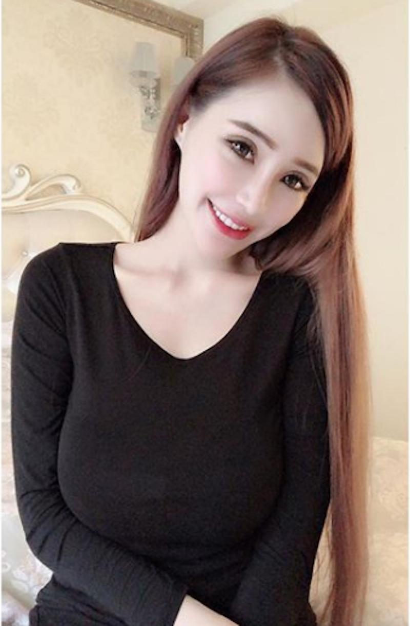 随时准备「溢奶」！素人巨乳正妹诱惑技术一流 衣服歪一边「雪白美景」好吸睛-小湿妹图(18)