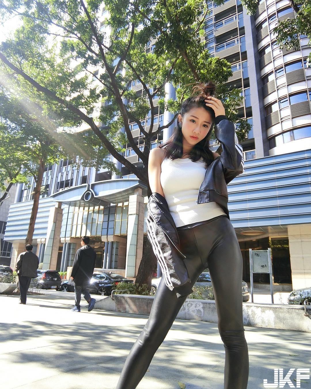 房仲高峰会惊见「性感女主持」…正妹「丁小羽」凶狠身材让粉丝直喊：年后转职了！(17)