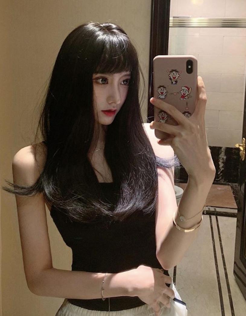 辣妹老板娘小傅「黑色低胸装」好吸睛，小露乳沟就充满深深诱惑！(3)