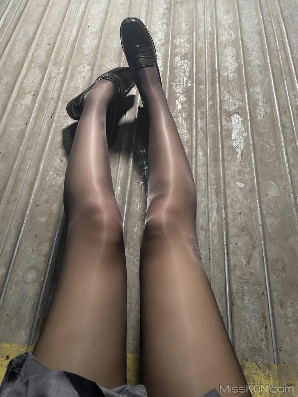 Coser@轩萧学姐: 楼道+车库 (91 photos)(81)