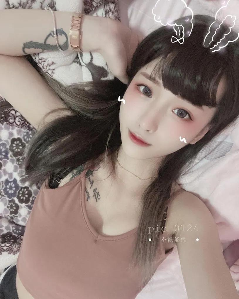 美胸正妹「全糖熊熊」露香肩吃早餐，「超甜美容颜」让人想抱紧处理！-小湿妹图(9)