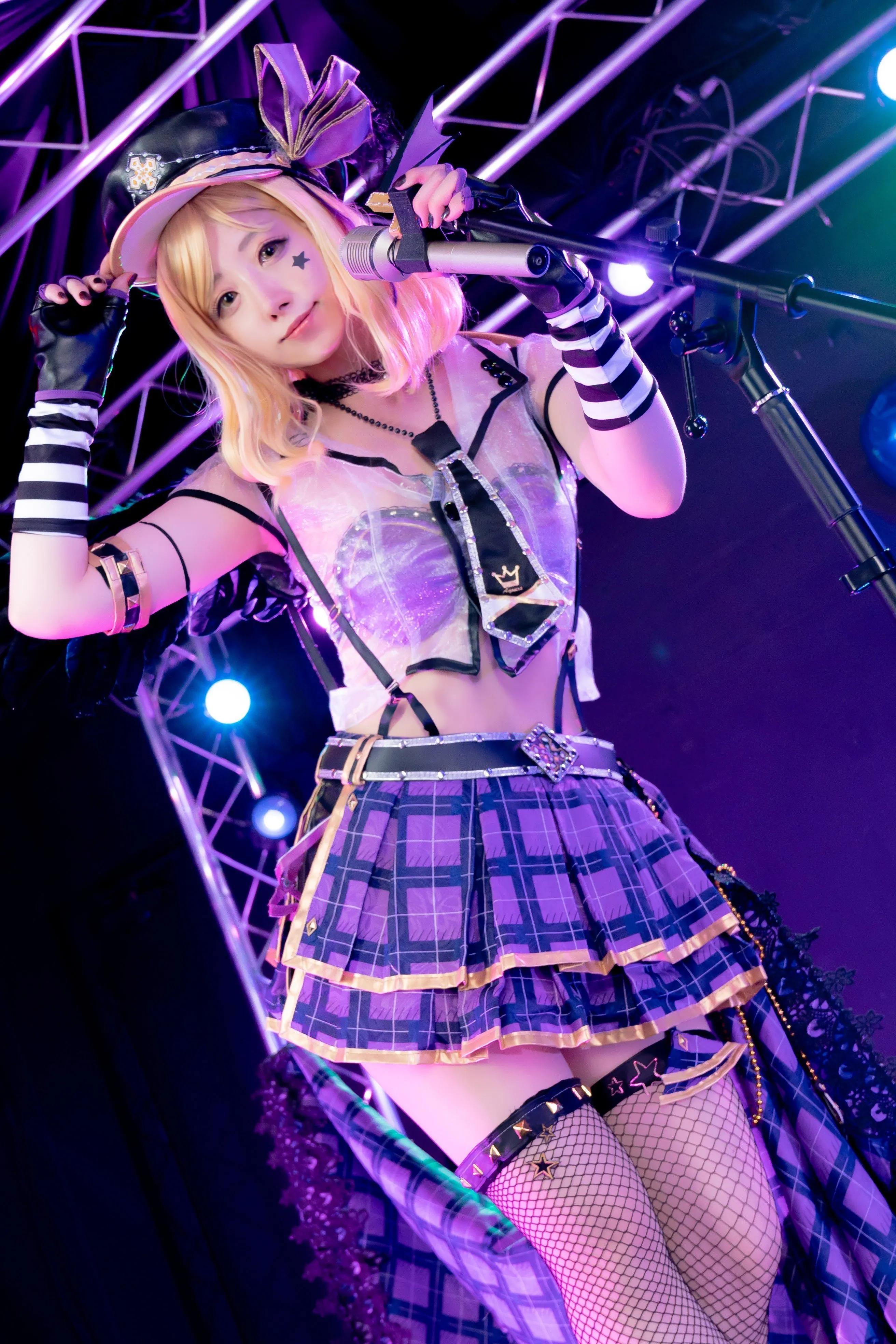 正妹Coser水灵大眼散发无辜萌电波　白皙嫩体X修长美腿更是一秒圈粉(11)