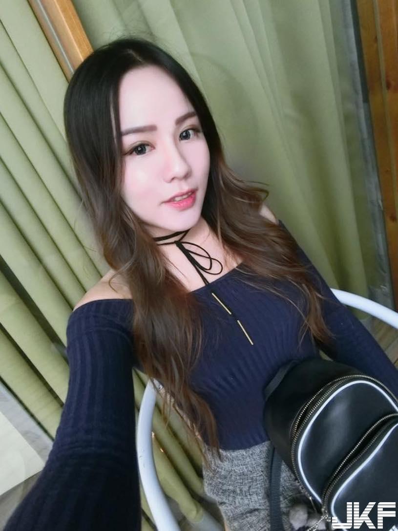 火辣正妹深沟好抢眼！「躺床爆乳照」辣到口水狂流啊！-小湿妹图(17)