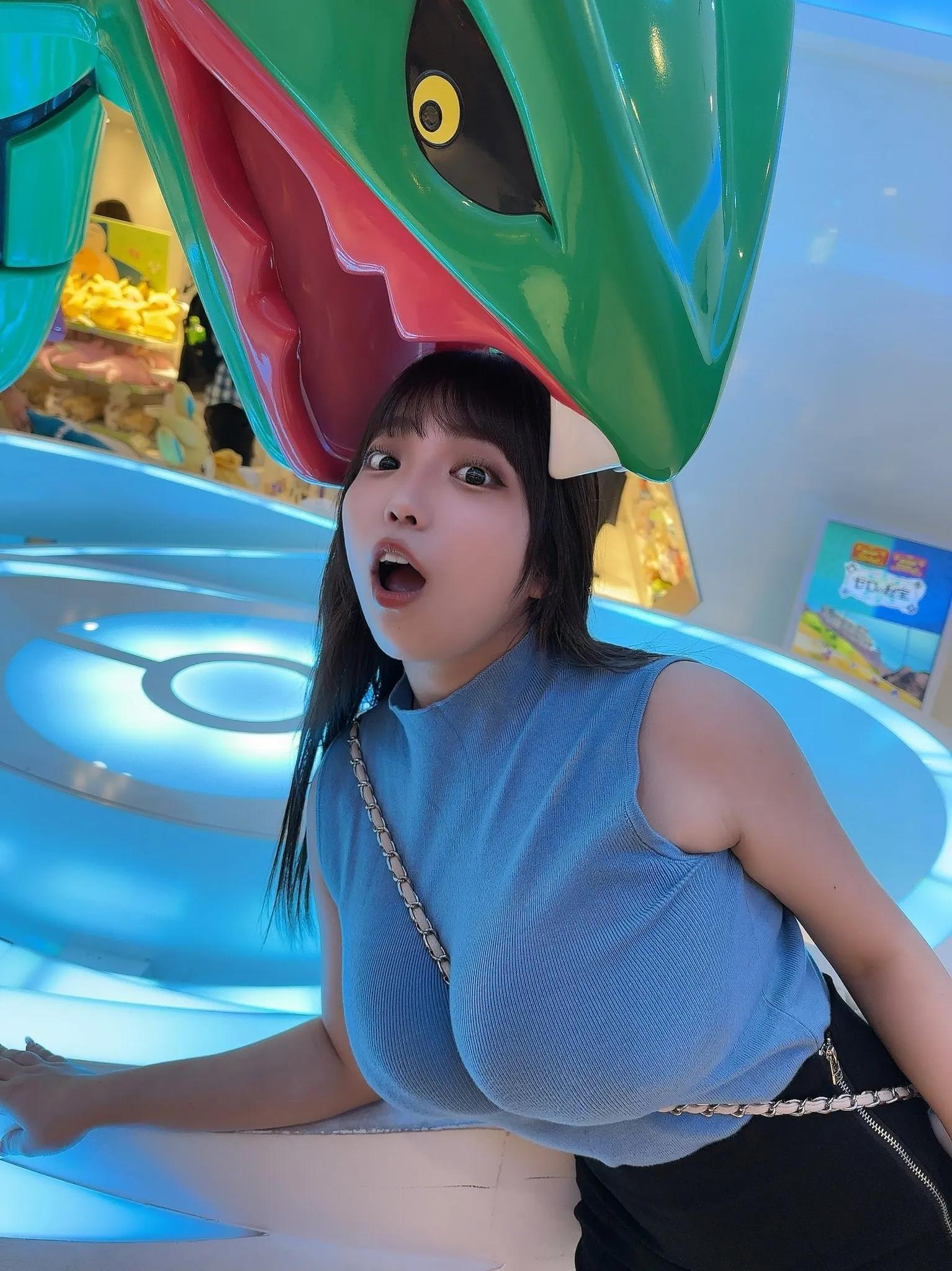 被烈空坐吃掉了！巨乳妹挺Ｉ奶当食物　网友却放错重点(2)