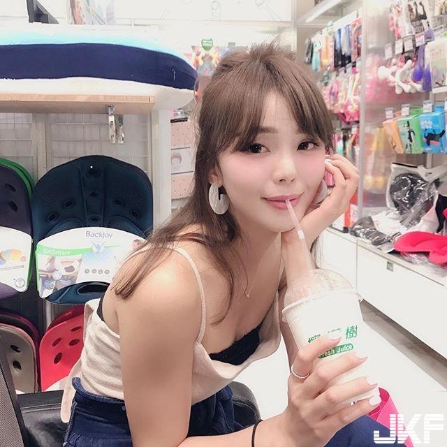 仙气逼人的「华航正妹空姐」！不是低胸背心就是比基尼一套接一套，这身材火辣到不科学-小湿妹图(7)