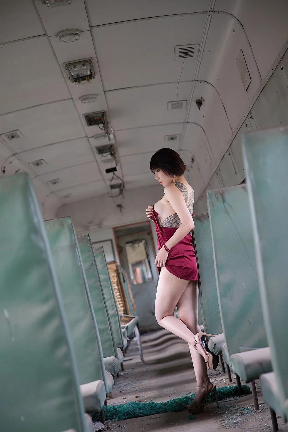 [Toutiao頭條女神]No.842_嫩模潘朵拉廢舊火車主題性感紅色弔帶睡衣撩人誘惑寫真60P(55)